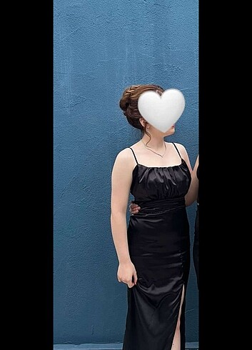 Siyah yırtmaçlı saten elbise