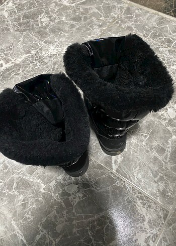 Siyah Kürklü kız çocuk  Bot - Görsel 3