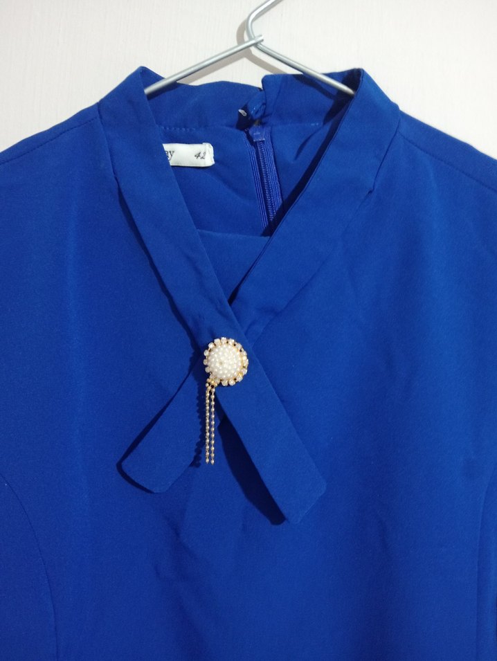 Broş Detaylı Saks Mavisi Kadın Gömlek - Görsel 3