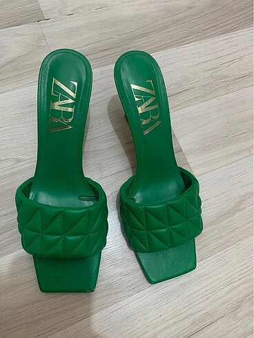 Zara kısa topuklu terlik