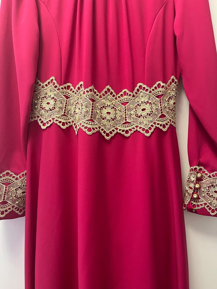 Bordo Zincir Detaylı Uzun Kollu Henna Elbise - Görsel 4