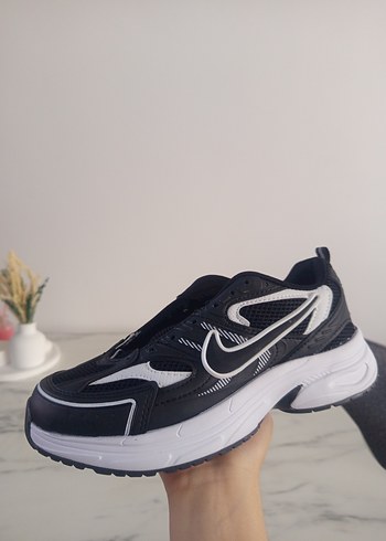 Nike Kadın Siyah Bağcıklı Spor Ayakkabı