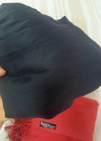 siyah saten şal kırmızı pamuk şal