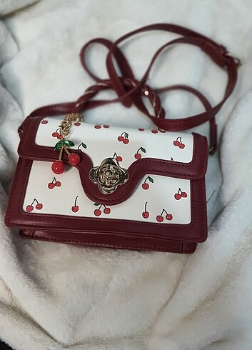 Kirazlı çantayı 