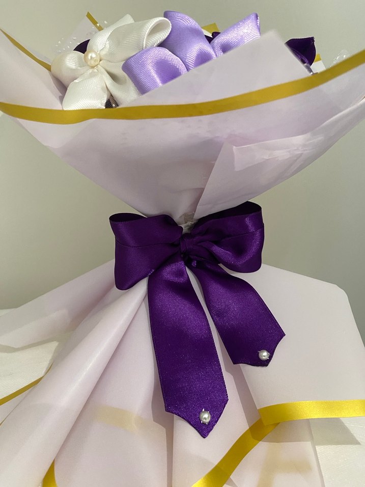 Mor Çiçekli Kurdeleli Buket - Görsel 3