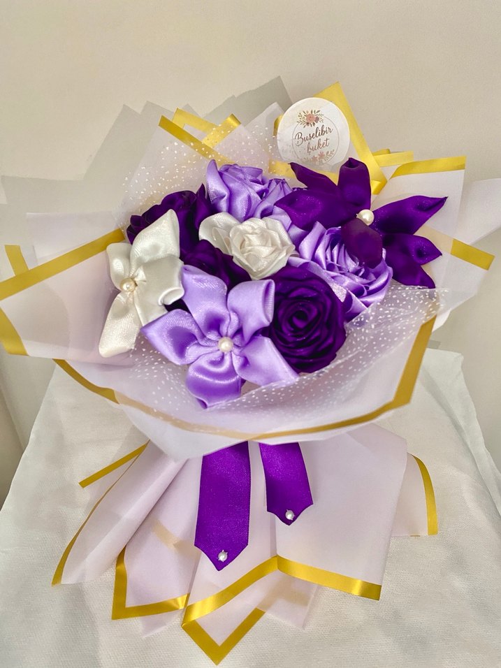 Mor Çiçekli Kurdeleli Buket - Görsel 2