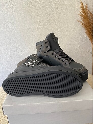 Prada Prada Milano Bot