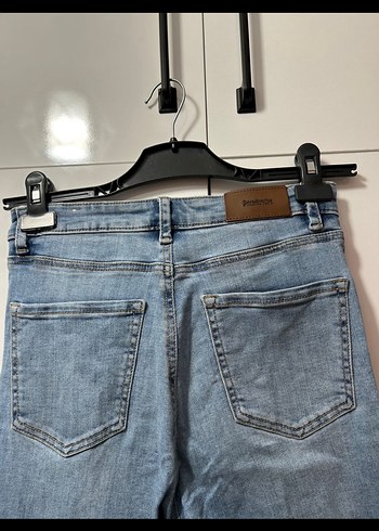 Stradivarius Kadın Mavi Normal Boy Dar Kesim Denim Pantolon - Görsel 3