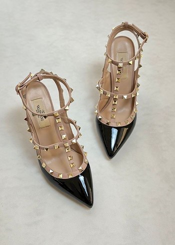 Sivri Burunlu Siyah Rugan Tokalı Stiletto