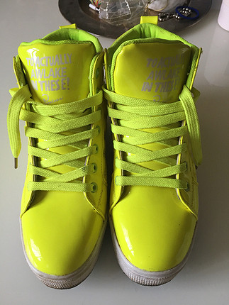 Neon spor ayakkabı