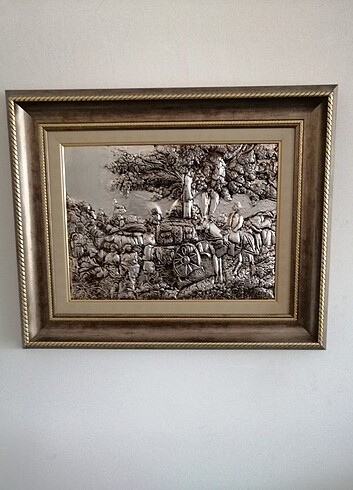 Gümüş renkli kabartma tablo. 50×60 cm.