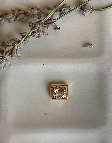 Beyaz Taşlı Charm