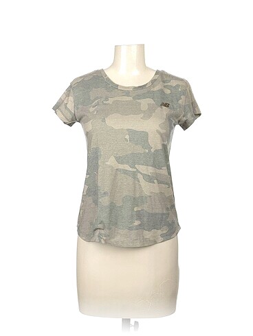 New Balance T-shirt %70 İndirimli.