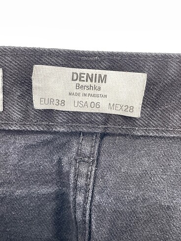 38 Beden siyah Renk Bershka Mini Şort %70 İndirimli.