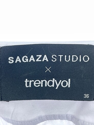 36 Beden beyaz Renk Trendyol & Milla Gömlek %70 İndirimli.