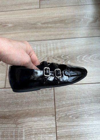 Zara 26 Kız Çocukları Siyah Rugan Tokalı Babet - Görsel 4