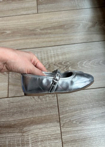 Zara 25 Kız Çocuk Gri Tokalı Bale Ayakkabısı - Görsel 2