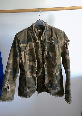Düğmeli Kamuflaj Desenli Yırtık Model Kadın Ceket