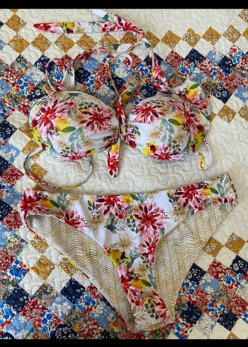 Çiçek Desenli Bikini Takımı