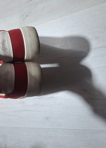 43 Beden kırmızı Renk bershka 43 numara çok rahat