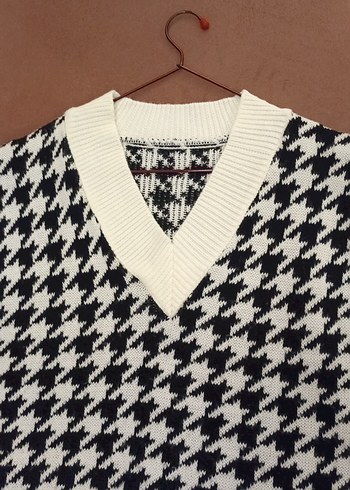Siyah Beyaz Kazayağı Desenli V Yaka Süveter - Görsel 4