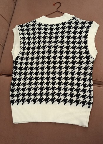 Siyah Beyaz Kazayağı Desenli V Yaka Süveter - Görsel 2