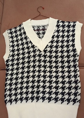 Siyah Beyaz Kazayağı Desenli V Yaka Süveter - Görsel 3