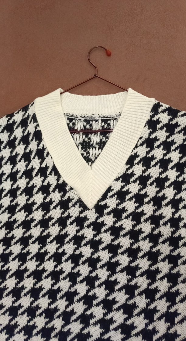 Siyah Beyaz Kazayağı Desenli V Yaka Süveter - Görsel 4