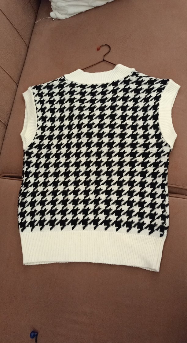 Siyah Beyaz Kazayağı Desenli V Yaka Süveter - Görsel 2