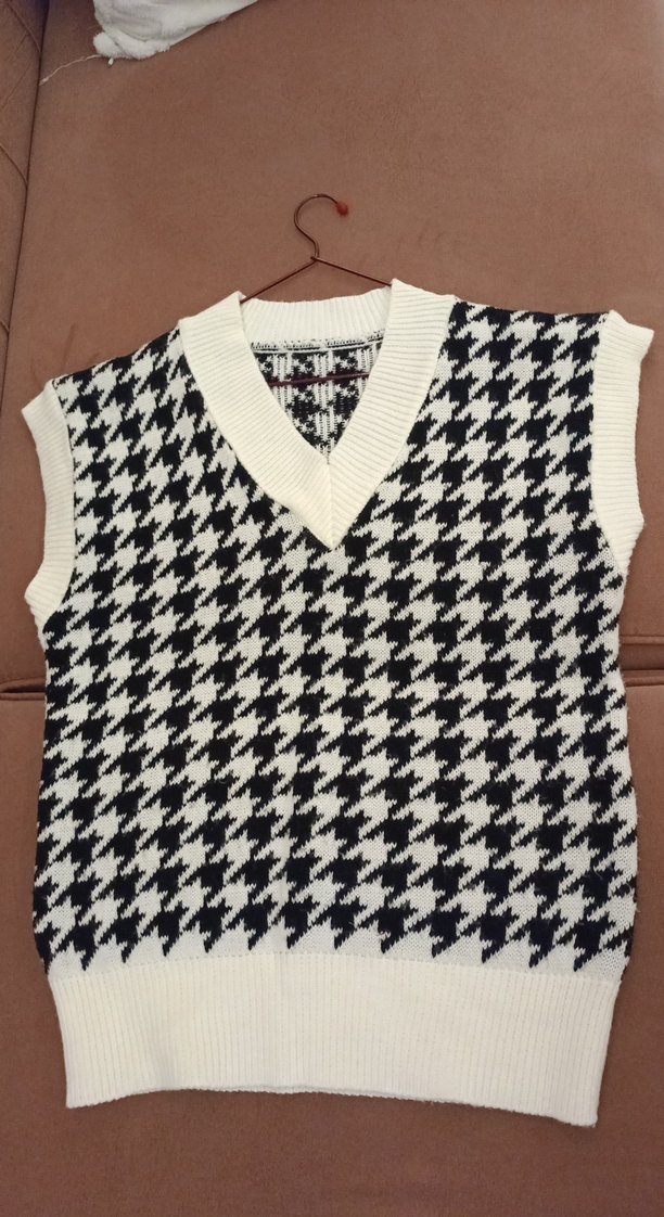 Siyah Beyaz Kazayağı Desenli V Yaka Süveter - Görsel 3