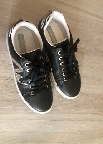 Siyah Zebra Desenli Bağcıklı Stiletto Topuk Spor Ayakkabı