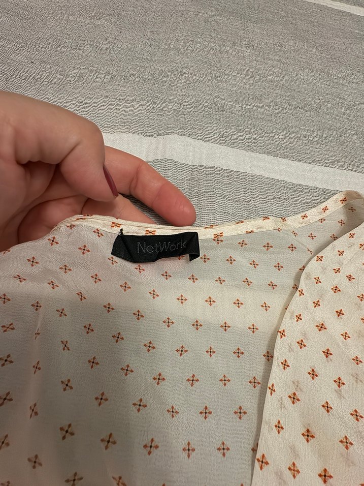 V yaka desenli ,gogus altindan buzgulu bluz - Görsel 4