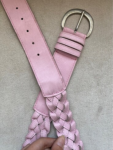 Pembe örgülü kemer