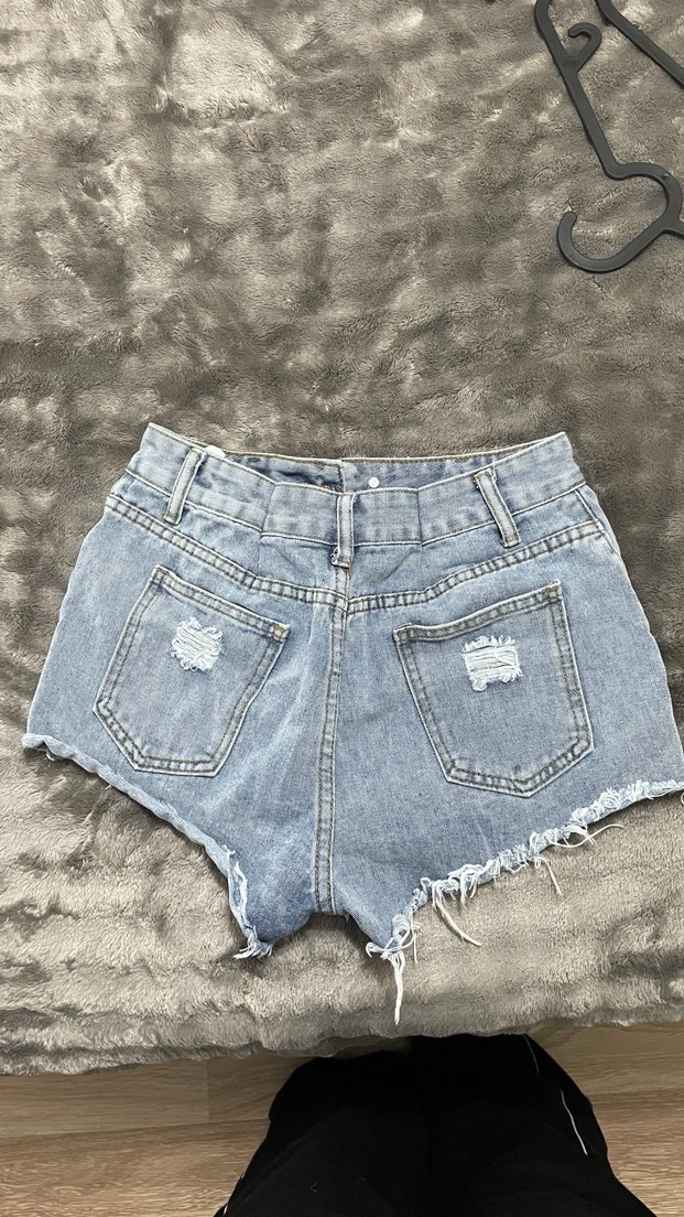 Kadın Gri Yırtık Denim Mini Şort - Görsel 2