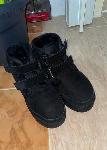 Siyah Süet Tokalı Kadın Dolgu Topuk Bot - Görsel 2