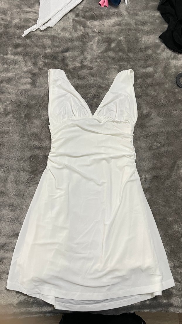 Beyaz V Yaka Drapeli Uzun Elbise - Görsel 4