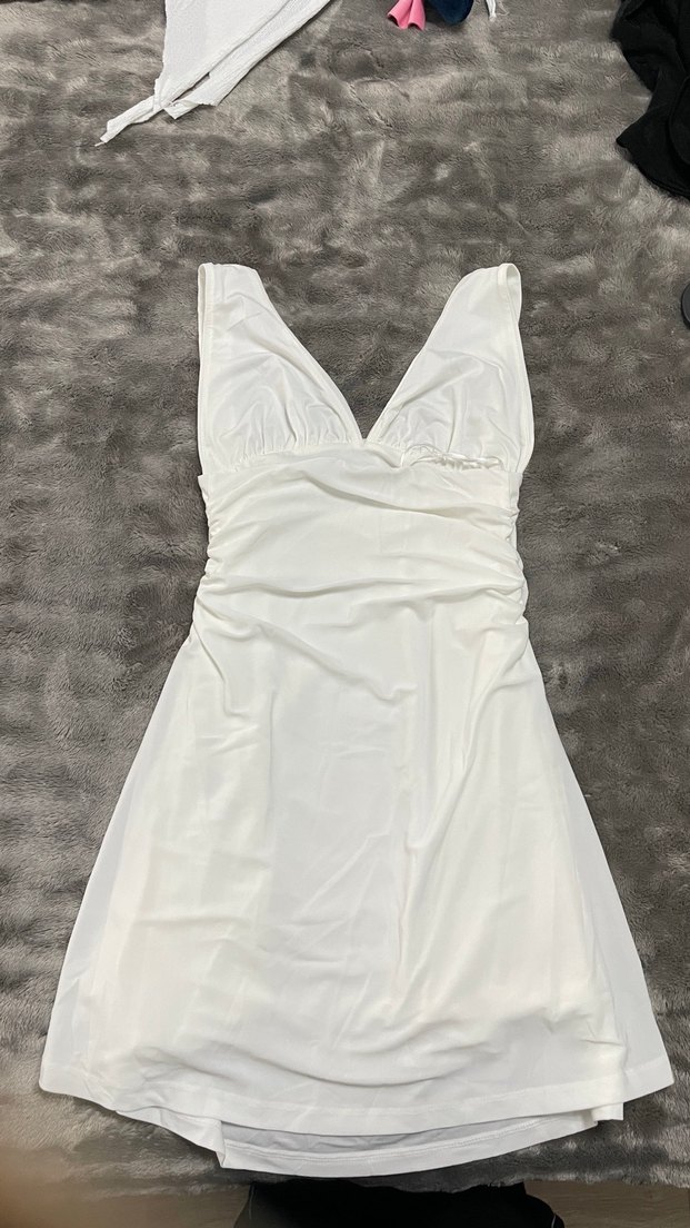 Beyaz V Yaka Drapeli Uzun Elbise - Görsel 3