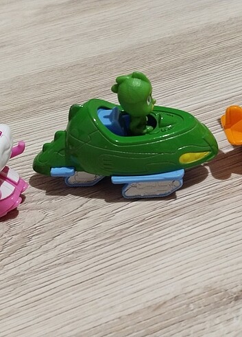  Üç mini figür.
