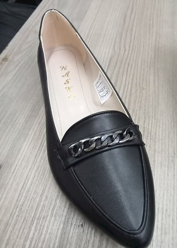 Zincir Detaylı Siyah Parlak Stiletto Kadın Babet