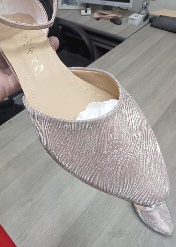 Bej Parlak Yılan Desenli Pileli Stiletto