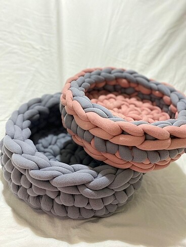 Kedi yatağı pembe -gri olanın ölçüleri 35*11 cm gri renk 40*15 c