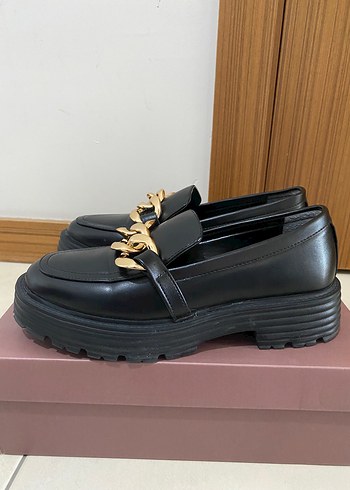 37 Beden Derimod Kadın Siyah Zincir Detaylı Maskülen Loafer