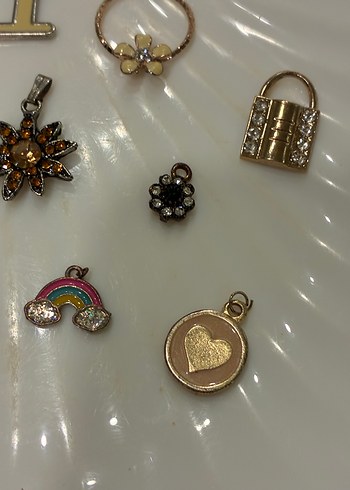 Altın Renkli İşlemeli Pullu Kadın Charm - Görsel 4