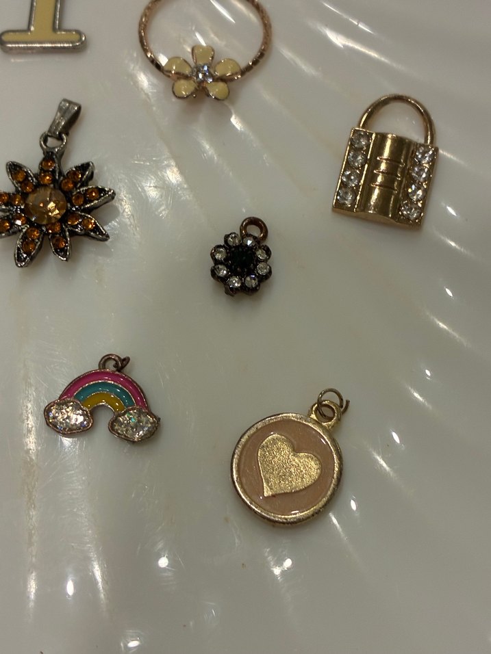 Altın Renkli İşlemeli Pullu Kadın Charm - Görsel 4