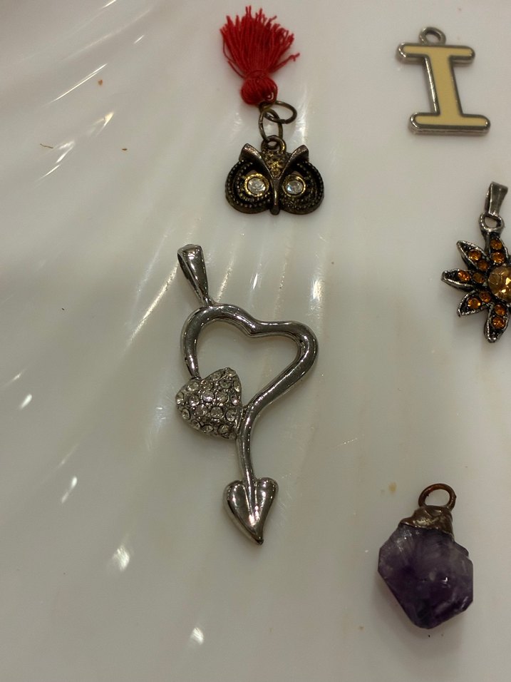 Altın Renkli İşlemeli Pullu Kadın Charm - Görsel 3