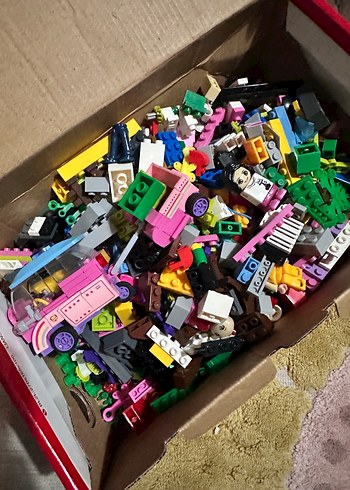 Renkli Lego Parçaları ve Minifigürler