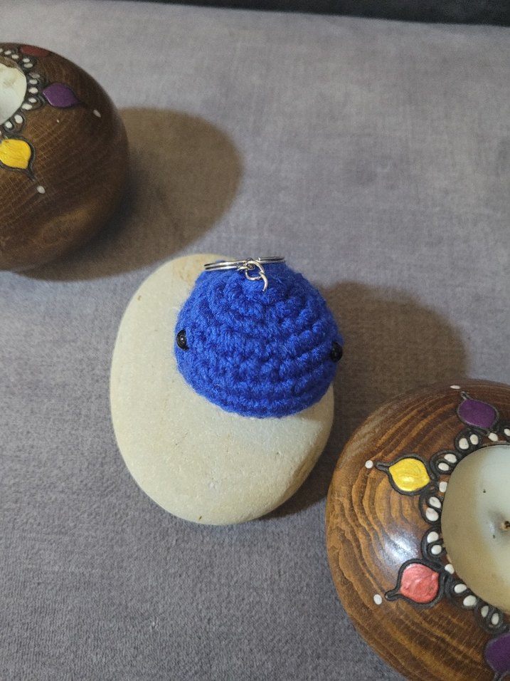 El Yapımı Mavi Örgü Balina Anahtarlık - Görsel 2