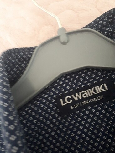 LC Waikiki LACIVERT UERINE BEYAZ DESENI 4.5 YAŞ ERKEK COCUK GOMLEGI