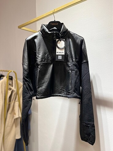 Sweatshirt crop deri detaylı özel tasarım