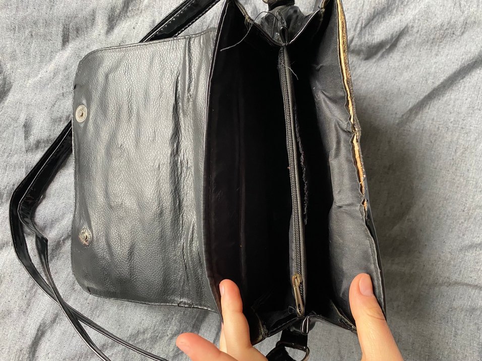 Parlak Siyah Deri Tokalı Kadın Çanta - Görsel 3